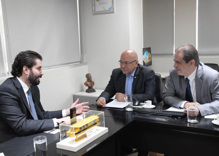 Reunião entre o presidente da FNDE, Rodrigo Sérgio Dias, o deputado federal Professor Alcides (PP) e o secretário municipal de Projetos e Captação de Recursos, Einstein Paniago, selou liberação de recursos para novos Cmeis em Aparecida | Foto: Valdemy Teixeira