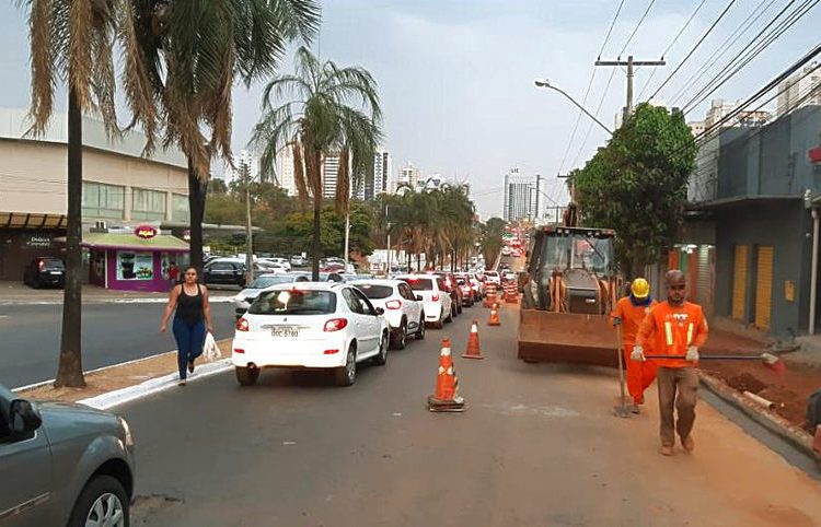 Devido a revitalização de calçadas na Av. C-4, trânsito fica lento na região | Foto: RMTC
