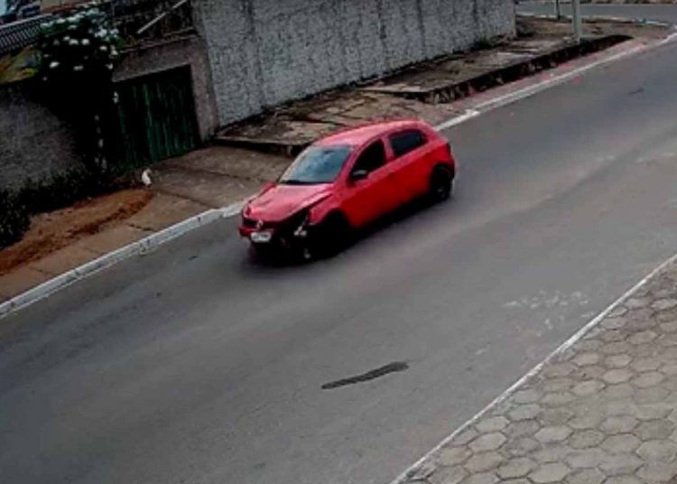 Acidente carro moto Aparecida