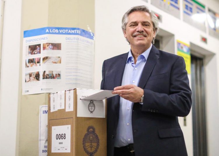 Argentina 27 10 2019-Meu amigo @LulaOficial também está comemorando seu aniversário hoje, um homem extraordinário que está preso injustamente há um ano e meio.Parabéns pra você, querido Lula. Espero te ver pronto.disse Alberto Fernadez depos de vota.Twitter