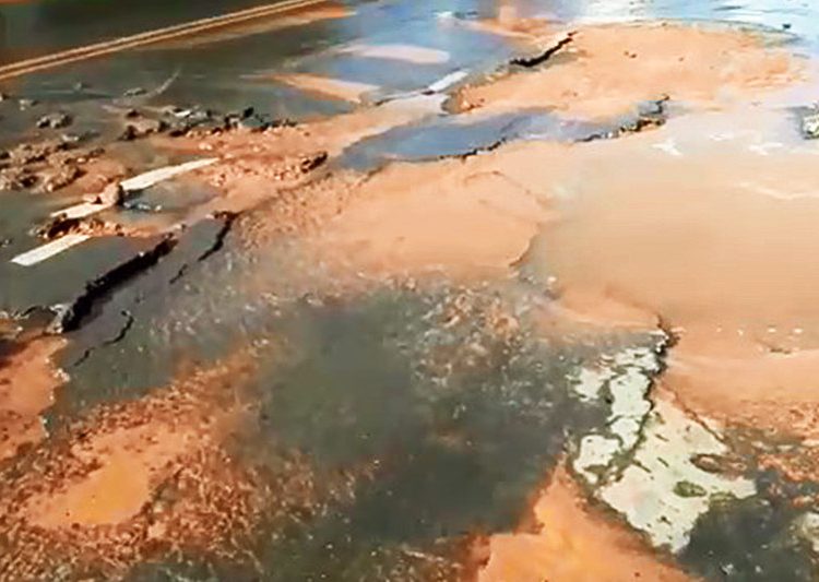 Câmeras de segurança flagraram o momento em que o a adutora se rompeu e deixou 31 bairros de Aparecida ficam sem água | Foto: Reprodução