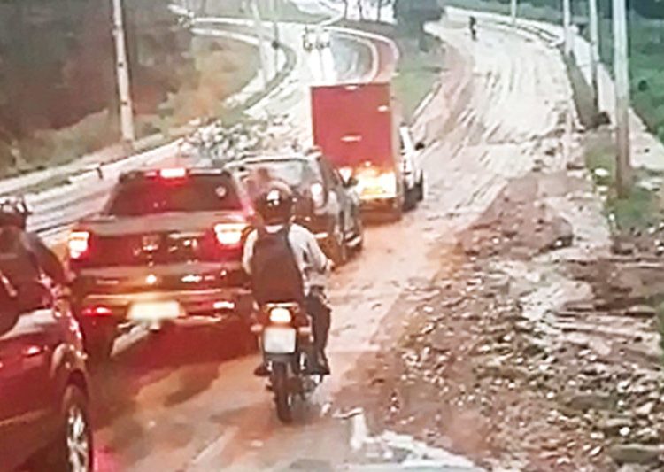 Avenida Benedito Silvestre fica intransponível após deslizamento