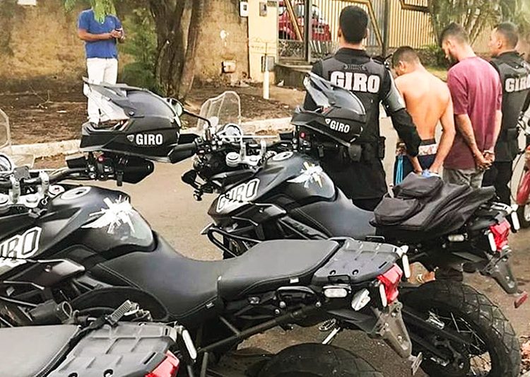 Dois homens foram presos pelo Giro da PM no setor Santa Fé, em Aparecida de Goiânia, em posse de motos roubadas e adulteradas | Foto: Divulgação / PMGO