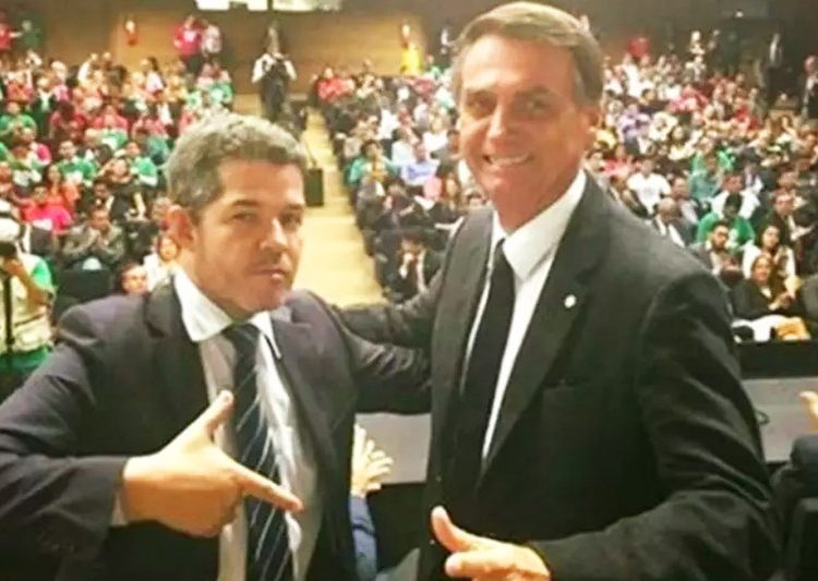 Ala mais bolsonarista do PSL formulou lista com 27 assinaturas para substituir Waldir por Eduardo Bolsonaro, filho do presidente Jair | Foto: Reprodução