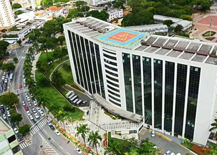 Servidores evacuam o Palácio Pedro Ludovico após suspeita de incêndio