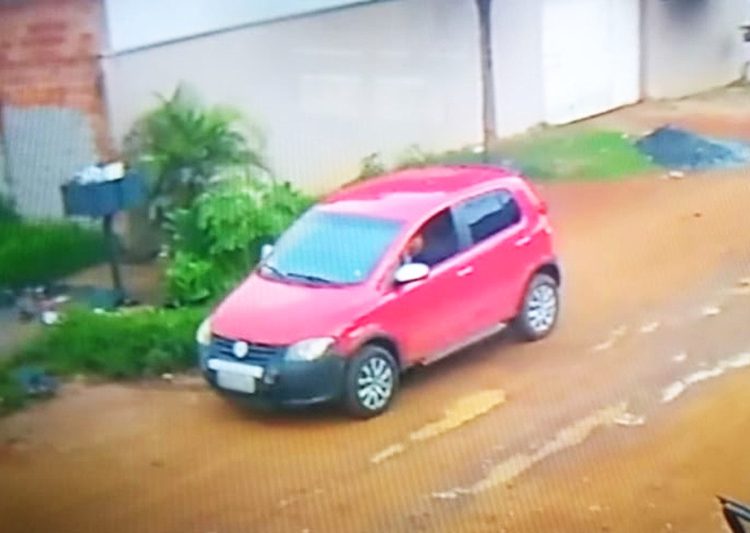 Dupla rende mulher durante assalto no Jardim Boa Esperança, em Aparecida | Foto: Câmera de Segurança
