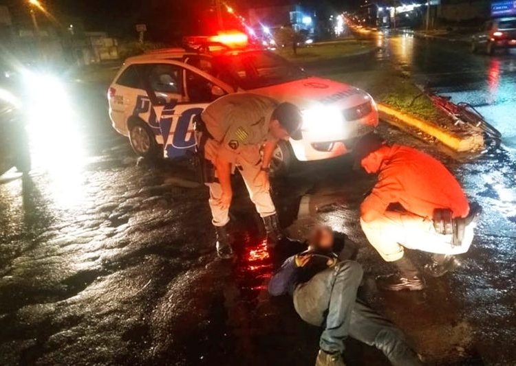 Homem precisa ser socorrido após ataque de epilepsia no meio da Avenida Independência | Foto: Divulgação / PM