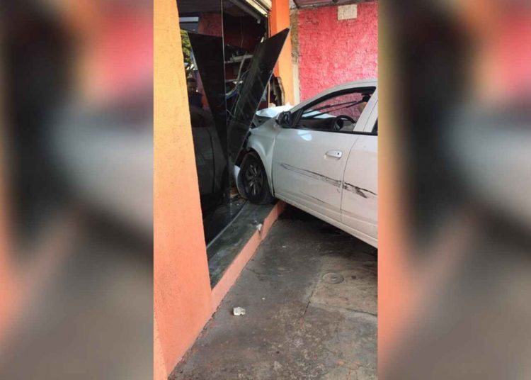 carro desgovernado invade loja Aparecida