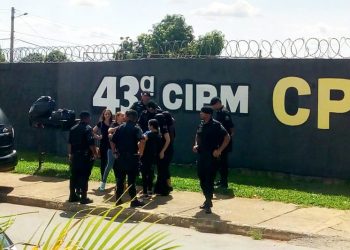 Família de Walisson se reuniu em frente à CPE na manhã do dia 23 de novembro | Foto: Divulgação
