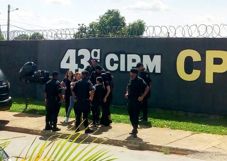 Família de Walisson se reuniu em frente à CPE na manhã do dia 23 de novembro | Foto: Divulgação