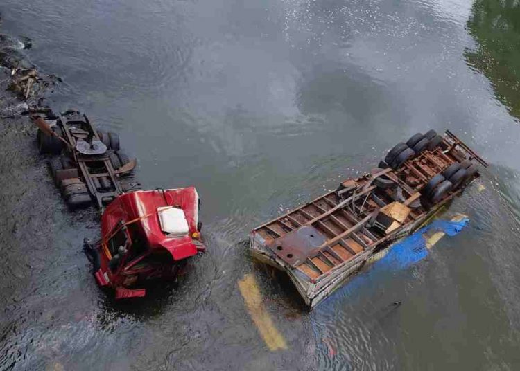 homem morre caminhão cair ponte BR-452