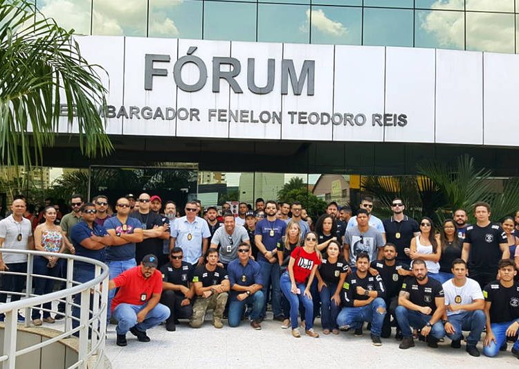 Colegas protestam em frente ao Fórum Criminal pela soltura de policial suspeito de matar torcedor do Goiás | Foto: Reprodução