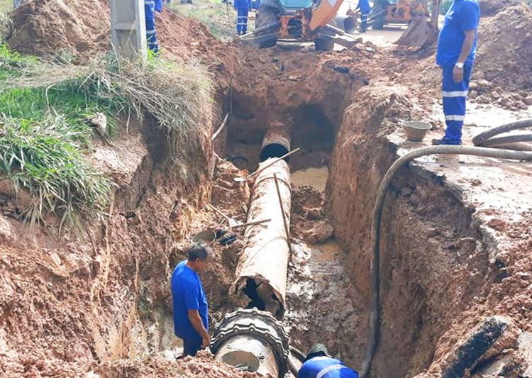 Rompimento de adutora na Avenida Deputado Wilmar Guimarães, que liga o Jardim Riviera ao Independência Mansões | Foto: Genésio Carneiro