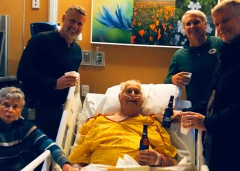 Norbert Schemm se despediu tomando uma última cerveja com os filhos | Foto: Reprodução / Adam Schemm