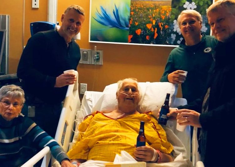 Norbert Schemm se despediu tomando uma última cerveja com os filhos | Foto: Reprodução / Adam Schemm