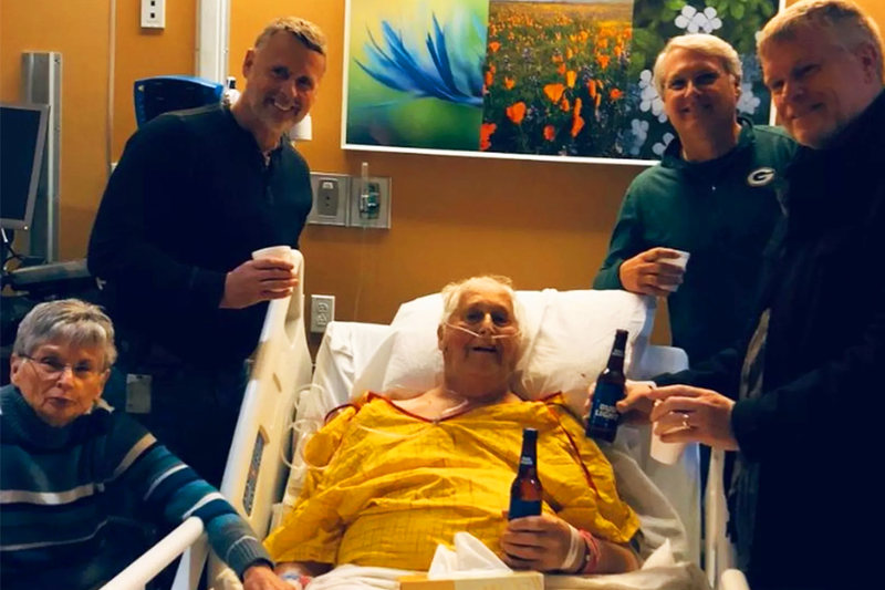 Norbert Schemm se despediu tomando uma última cerveja com os filhos | Foto: Reprodução / Adam Schemm