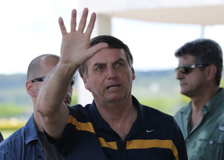Bolsonaro Brasília 5 dedos