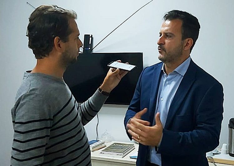 Em entrevista ao jornalista Guilherme Coelho, vereador Paulo Daher diz que DEM não descarta aliança Mendanha | Foto: Folha Z