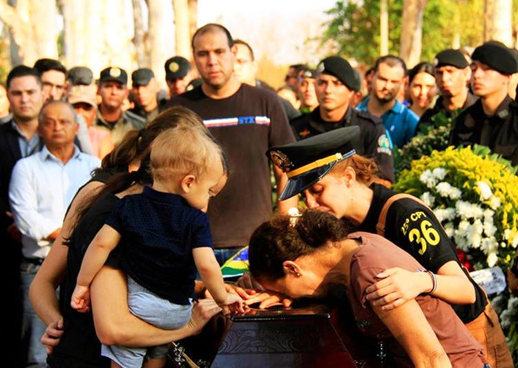 Família de Walisson Miranda em seu velório, em 2019