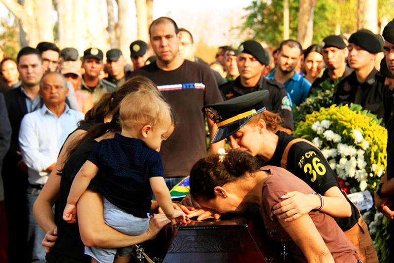 Família de Walisson Miranda em seu velório, em 2019