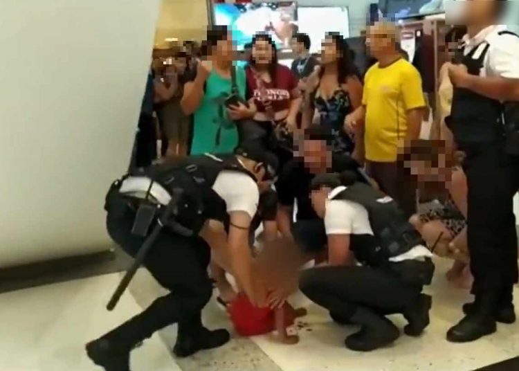 menina ferida escada shopping Aparecida
