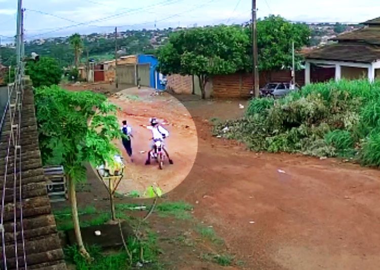Câmera flagra tentativa de assalto à luz do dia no Jardim Itapuã, em Aparecida | Foto: Reprodução