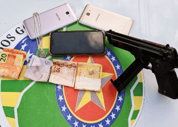 Homem foi preso suspeito de usar simulacro de arma para cometer arrastão em ônibus no Colina Azul | Foto: Divulgação / PMGO