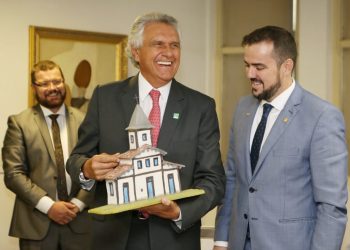 Ronaldo Caiado recebe do prefeito Gustavo uma réplica da Paróquia e Santuário Nossa Senhora Aparecida, símbolo da cidade