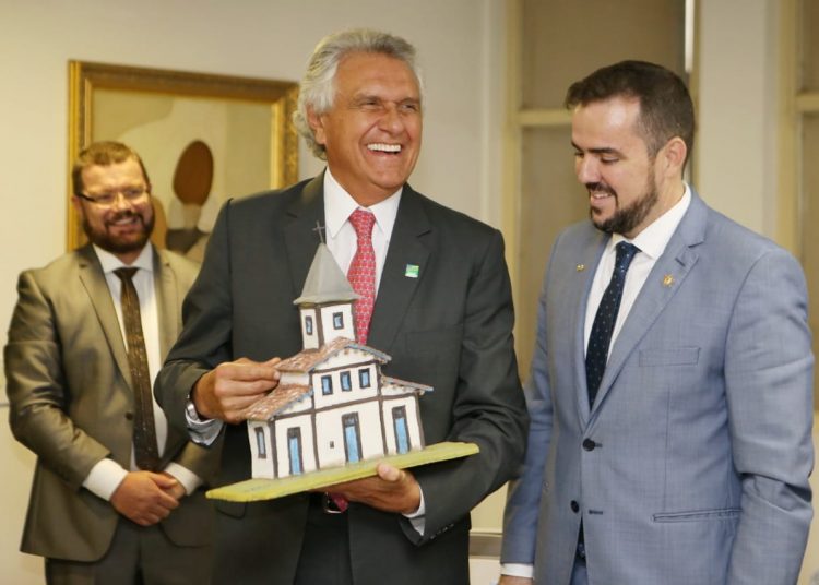 Ronaldo Caiado recebe do prefeito Gustavo uma réplica da Paróquia e Santuário Nossa Senhora Aparecida, símbolo da cidade