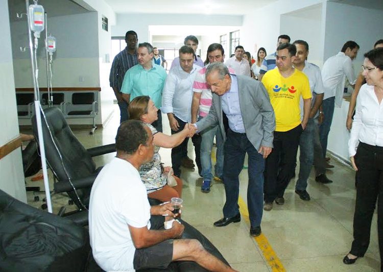 O prefeito de Goiânia Iris Rezende e a Secretária de Saúde Fátima Mrué assinam nesta terça, 7, ordem de serviço para reforma e ampliação do Cais Chácara do Governador | Foto: Divulgação / Prefeitura de Goiânia
