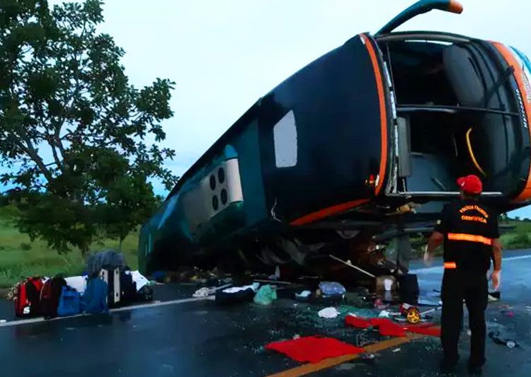 Ônibus interestadual tombou durante a madrugada desta 6ª na BR-020 | Foto: Divulgação / PRF