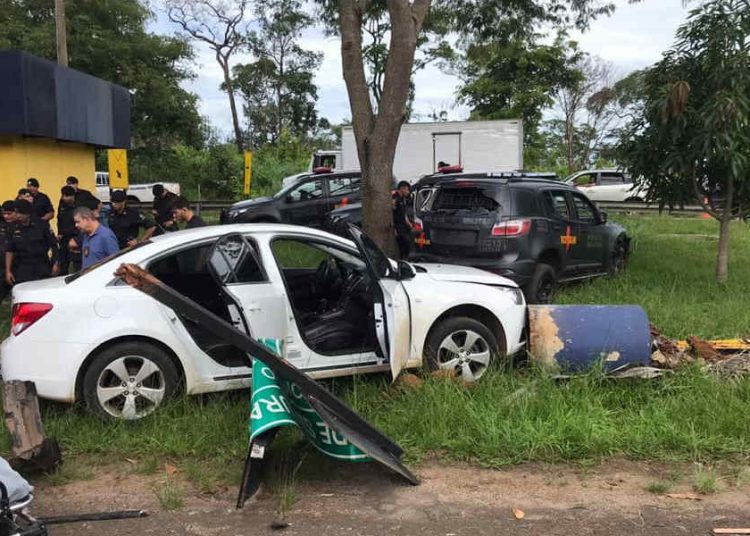Policial da Rotam feriu-se durante colisão entre a viatura em que trafegava e um carro roubado | Foto: Leitor / FZ