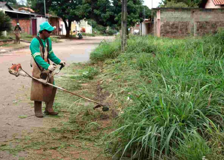roçagem lote Prefeitura em ação