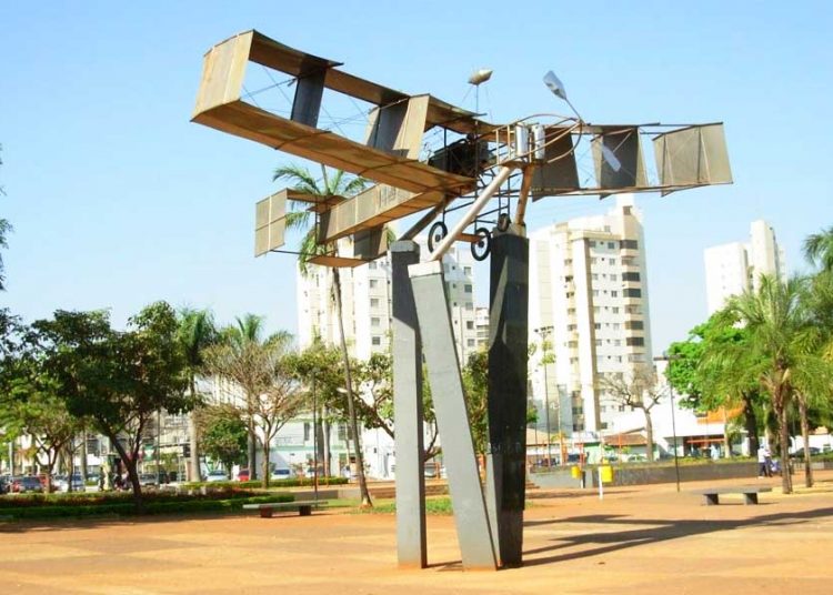 Cachorro morreu eletrocutado ao tocar monumento na Praça do Avião | Foto: Reprodução