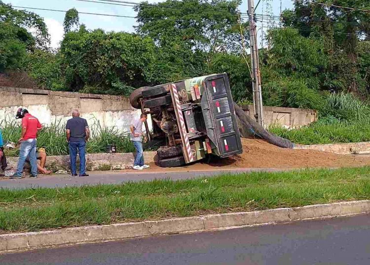 CAMINHÃO TOMBA EM APARECIDA APÓS MOTORISTA PERDER O CONTROLE