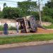 CAMINHÃO TOMBA EM APARECIDA APÓS MOTORISTA PERDER O CONTROLE