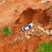 Carro cai em cratera e motorista é arremessado em Aparecida | Foto: Reprodução / TV Anhanguera
