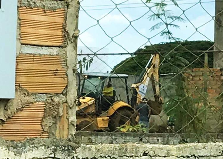 Máquinas da Prefeitura de Aparecida de Goiânia foram filmadas realizando serviços dentro de uma área particular no Jardim Tiradentes | Foto: Leitor / Folha Z