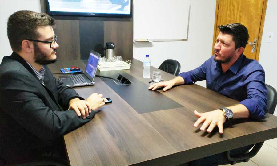 Repórter Marco Faleiro entrevista Glaustin da Fokus para o Aparecida Sem Censura | Foto: Divulgação