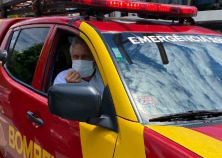 Caiado usa megafone orientar idosos voltarem casa Goiânia