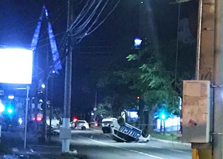 Capotamento de viatura da PM na Avenida 85 assustou moradores da região na madrugada desta 4ª feira (18) | Foto: Leitor / FZ