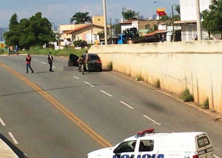 Suspeito de latrocínio e roubo morreu em confronto com a Polícia Militar no viaduto da GO-040, no Garavelo, em Aparecida de Goiânia | Foto: Leitor / Folha Z