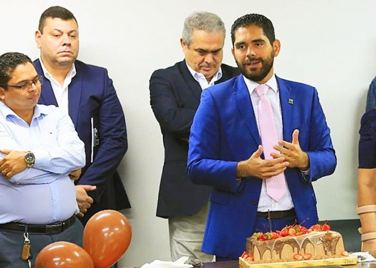 Eduardo Macedo foi até o Palácio na última 4ª feira (4) para a comemoração do aniversário de 36 anos do vice-governador Lincoln Tejota | Foto: Reprodução / Instagram