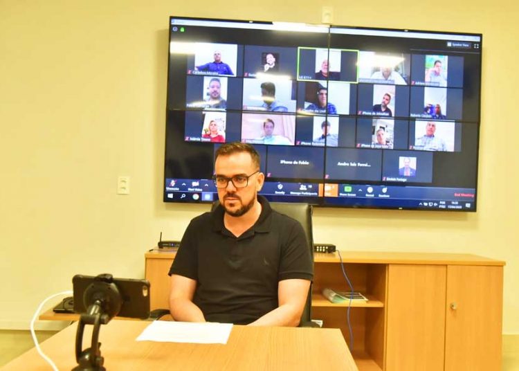 Prefeito de Aparecida, Gustavo Mendanha reuniu seu secretariado em videoconferência na 6ª feira (17) para definir próximos passos no combate à Covid-19 | Foto: Claudivino Antunes
