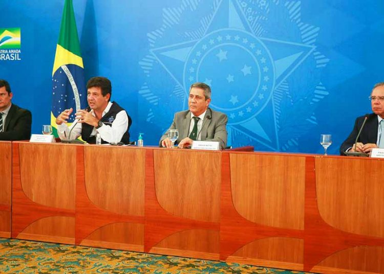 Ministros da Justiça, Sergio Moro, da Saúde, Luiz Henrique Mandetta, da Casa Civil, Braga Netto, e da Economia, Paulo Guedes, participam de coletiva de imprensa no Palácio do Planalto, sobre as ações de enfrentamento ao covid-19 no país | Foto: Marcello Casal Jr / Agência Brasil