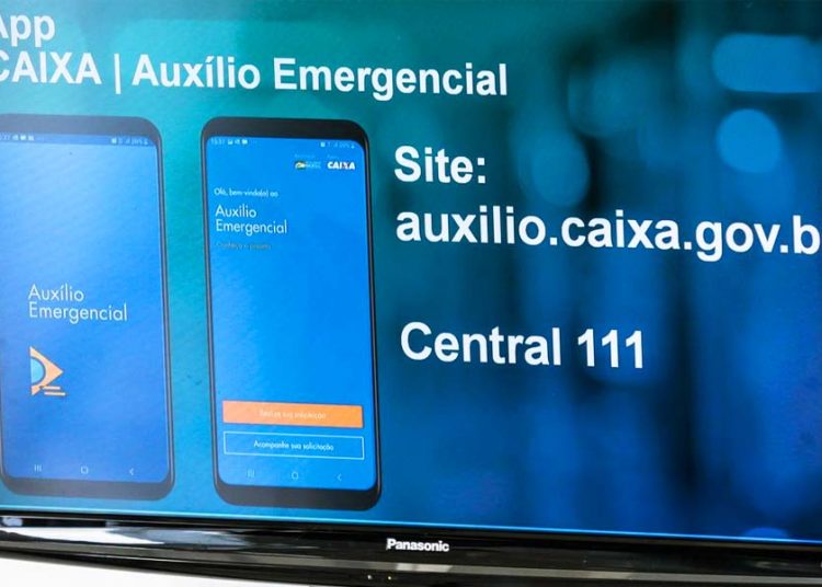 Alunos do curso de Ciências Contábeis da Faculdade Estácio de Goiás tiram dúvidas da população em passo a passo sobre o auxílio emergencial | Foto: Marcello Casal Jr/Agência Brasil