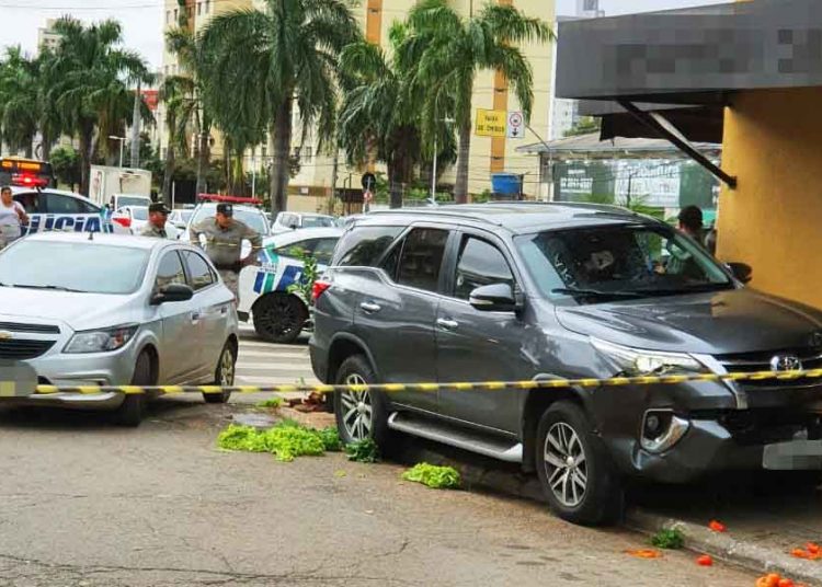 Homem é morto a tiros no setor Pedro Ludovico, na capital | Foto: Leitor/FZ