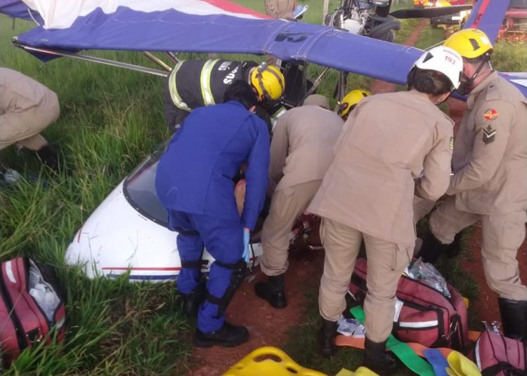 Momento que os bombeiros socorrem a vítima que ficou presa dentro da aeronave | Foto: Corpo de Bombeiros