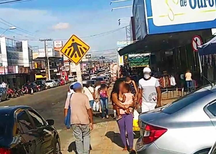 Segundo o prefeito Gustavo Mendanha, situação dos comércios de rua superlotados em Aparecida será atenuada com a rebertura dos shoppings. Na imagem, movimentação no setor Garavelo | Foto: Leitor/FZ