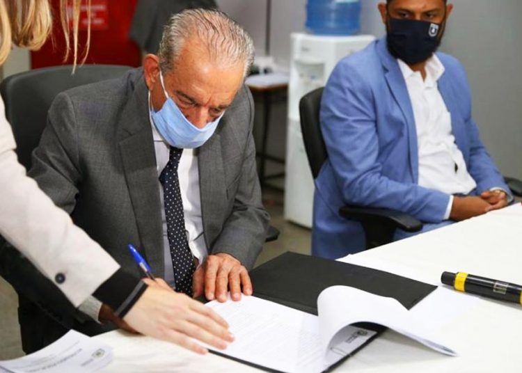 Prefeito Iris Rezende assina decreto que torna obrigatório o uso de máscara na capital. Ao lado, o presidente da Câmara, vereador Romário Policarpo | Foto: Divulgação/Prefeitura